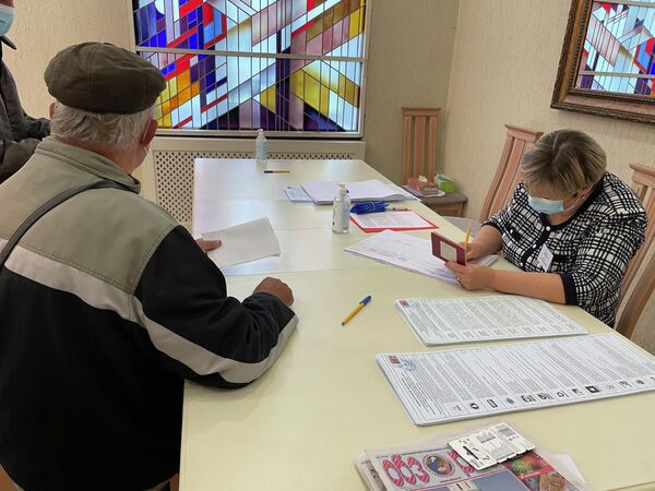 Norint balsuoti, rinkimų komisijos nariui būtina pateikti asmens dokumentą. Po to Rusijos Federacijos pilietis įtraukiamas į rinkėjų sąrašą ir jam išduodamas biuletenis. - Sputnik Lietuva