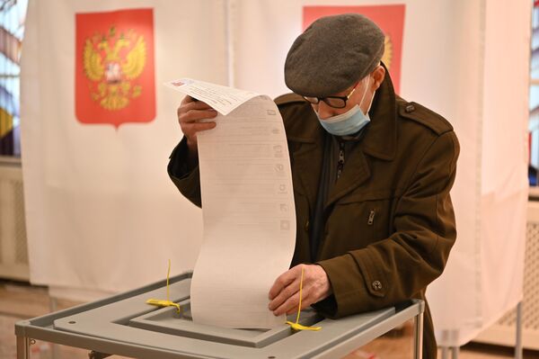 Visi Rusijos piliečiai, balsavimo dieną sulaukę pilnametystės, turi teisę dalyvauti rinkimuose. - Sputnik Lietuva