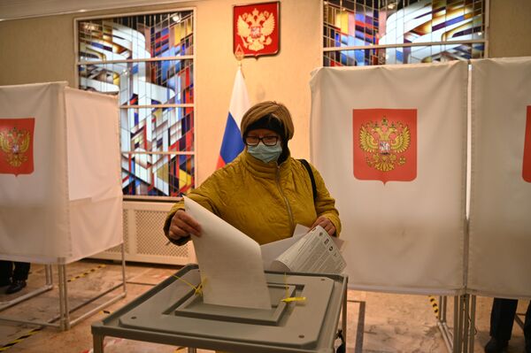 Rinkimų apylinkės darbą pradėjo 8:00 ir užsidarys 20:00. - Sputnik Lietuva
