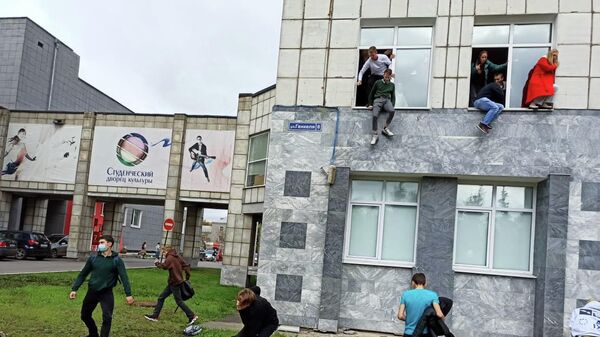 Студенты выпрыгивают из окон Пермского государственного национального исследовательского университета во время стрельбы - Sputnik Литва