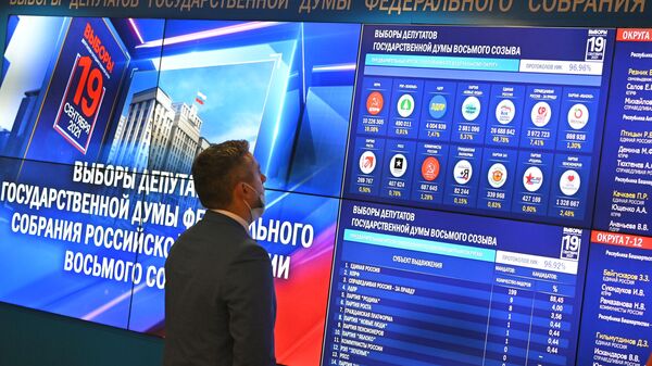 Экран с предварительными итогами выборов депутатов Государственной Думы РФ - Sputnik Lietuva