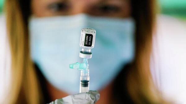 Медсестра готовит дозу вакцины Pfizer/BioNTech от коронавируса - Sputnik Литва