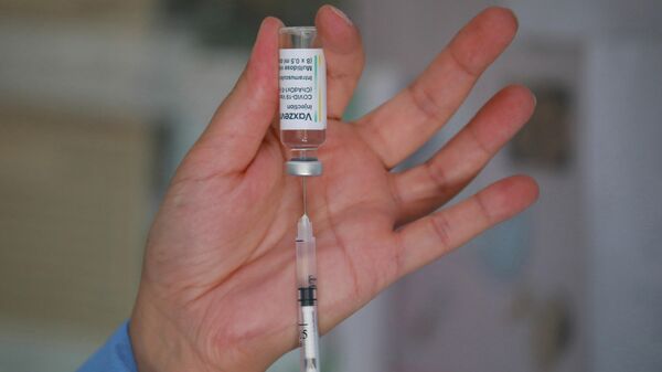 Медработник готовит дозу вакцины Vaxzevria от коронавируса - Sputnik Литва