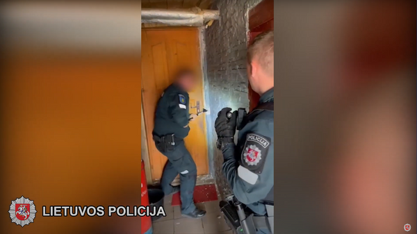 Полиция пришла к продавцу самогона, дверь пришлось открывать ломом - Sputnik Литва