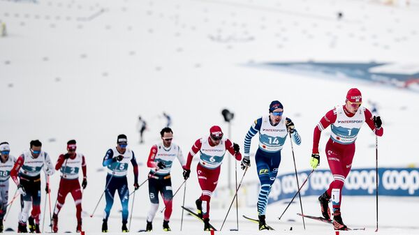 Российский лыжник Александр Большунов (справа) на Чемпионате мира по лыжным гонкам, архивное фото - Sputnik Литва
