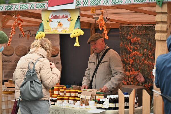Lietuvoje gyvenantys įvairių kultūrų atstovai pardavinėjo savo tradicinius patiekalus. - Sputnik Lietuva