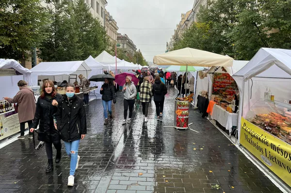 Nepaisant lietaus, mugėje apsilankė daug žmonių. - Sputnik Lietuva