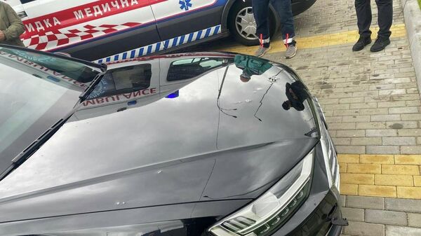 Обстрелянный автомобиль первого помощника президента Украины - Sputnik Литва