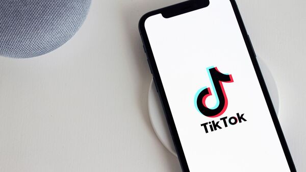 Логотип TikTok, архивное фото - Sputnik Литва
