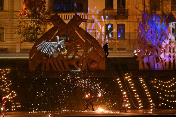 На фото: фрагмент огненного шоу на берегу реки Нерис. - Sputnik Литва