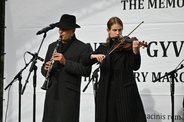 На фото: музыканты выступают на памятном мероприятии в Вильнюсе. - Sputnik Литва