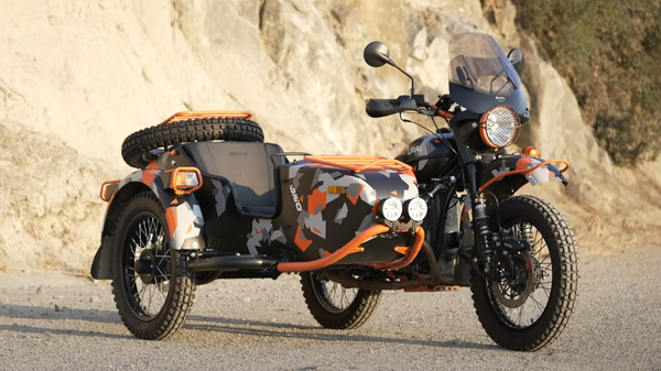 Amerikos portalo Cycle World žurnalistas Džastinas Deivsas įvertino rusų motociklą Ural Gear Up Geo - Sputnik Lietuva