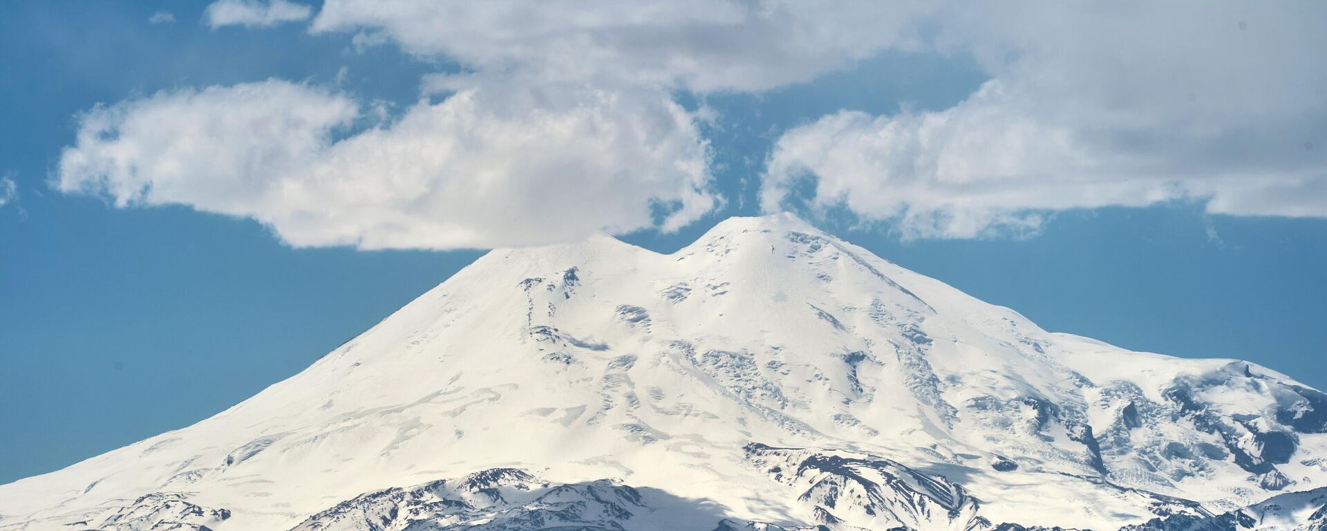 Гора Эльбрус живое фото. Эльбрус облака внизу. Эльбрус архивные фото. На горе Эльбрус ночью селфи. Эльбрус с детьми