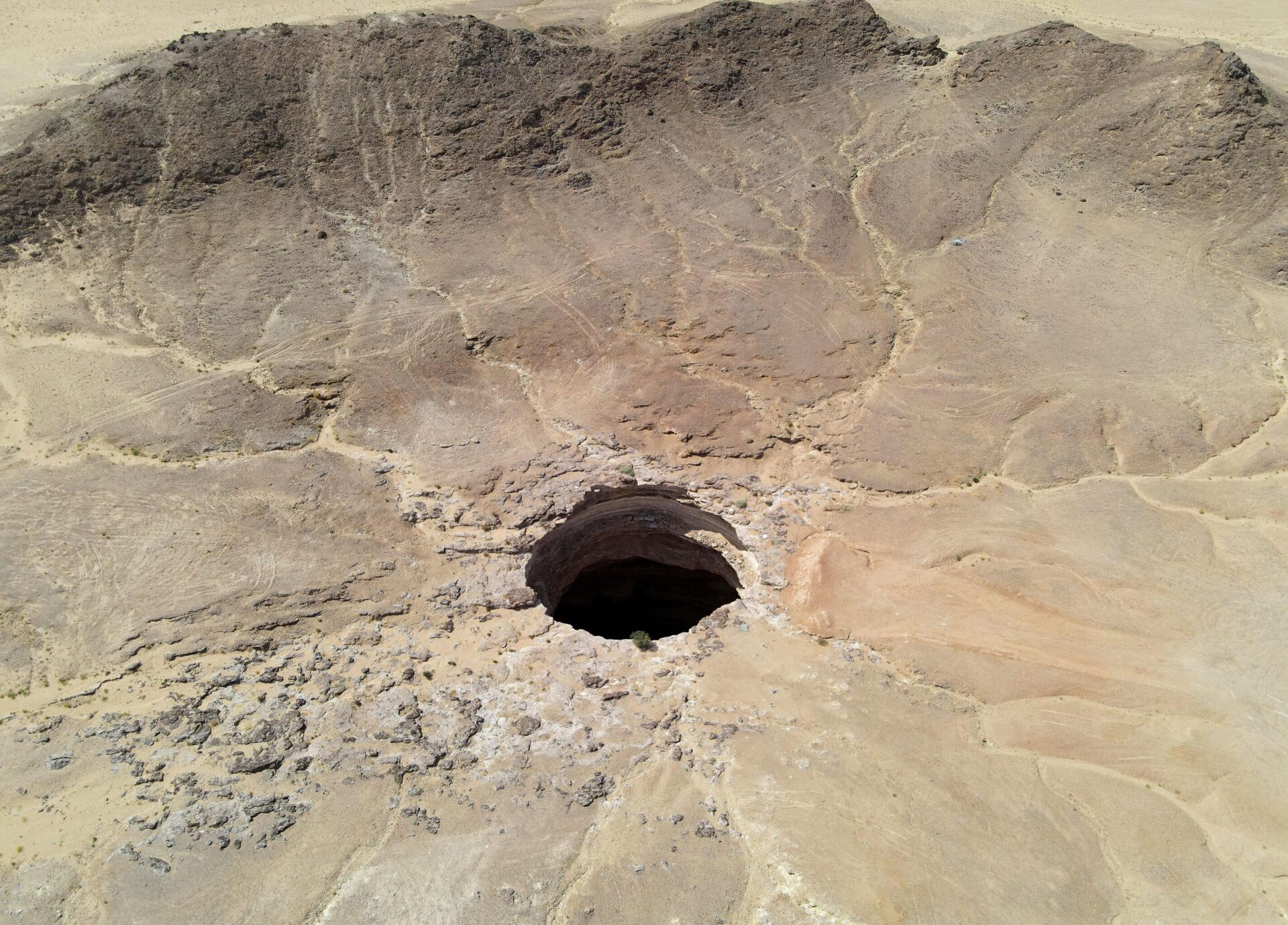 Колодец Бархаут, известный как Колодец ада, в йеменской пустыне - Sputnik Литва, 1920, 24.09.2021
