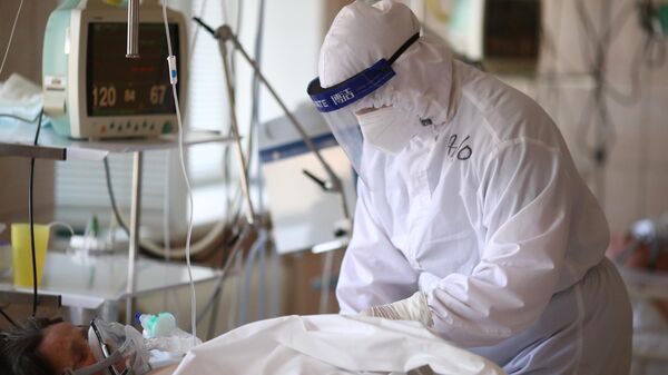 Медицинский работник и пациентка в больнице, архивное фото - Sputnik Литва