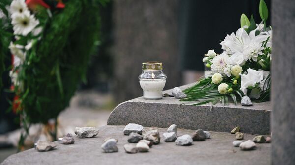 Камни, свеча и траурные венки на Панеряйском мемориале жертвам Холокоста, архивное фото - Sputnik Литва