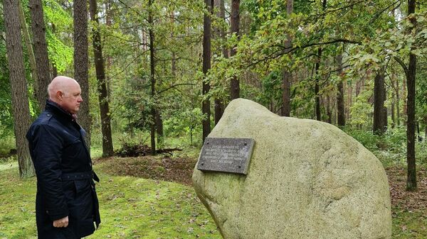 Посол РФ в Литве Алексей Исаков у мемориала в Панеряе - Sputnik Литва