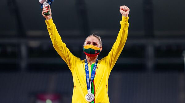 Литовская пятиборка Лаура Асадаускайте с серебряной медалью на Олимпийских играх в Токио - Sputnik Литва