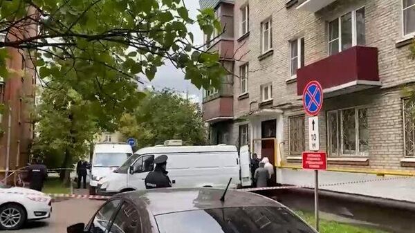 Полиция оцепила территорию возле дома, где обнаружили тела двух курсантов - Sputnik Литва