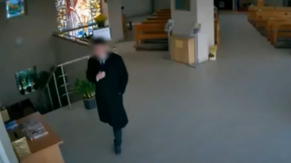 Камера наблюдения засняла вора, укравшего пожертвования из церкви в Литве - Sputnik Lietuva