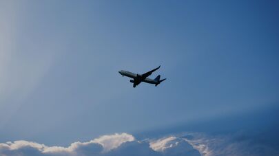 Самолет в небе, архивное фото