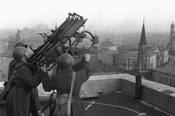Tarybiniai priešlėktuviniai kulkosvaidininkai ant &quot;Moskva&quot; viešbučio stogo. Didysis Tėvynės karas (1941-1945). - Sputnik Lietuva