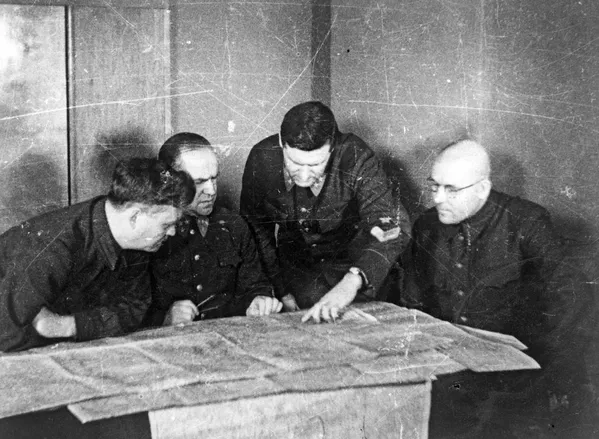 Vakarų fronto būstinėje, Maskvos gynyba, 1941 metais. (Iš kairės į dešinę) Nikolajus Bulganinas, Georgijus Žukovas, Vasilijus Sokolovskis, Ivanas Chochlovas. Vakarų fronto būstinėje, Maskvos gynyba, 1941 metais. (Iš kairės į dešinę) Nikolajus Bulganinas, Georgijus Žukovas, Vasilijus Sokolovskis, Ivanas Chochlovas. - Sputnik Lietuva