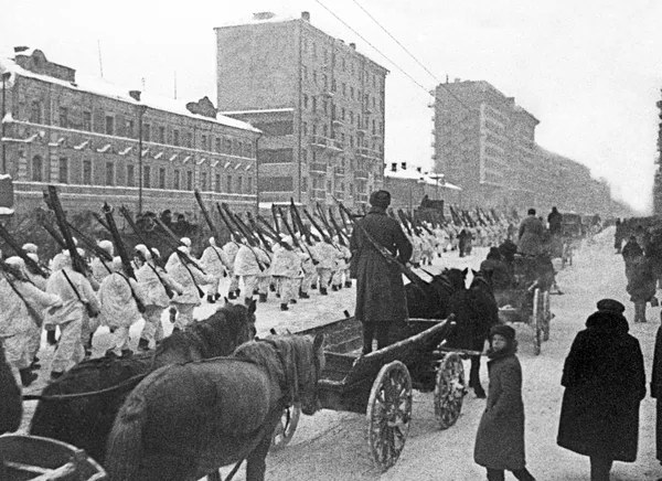 Didysis Tėvynės karas 1941–1945 metais. Raudonosios armijos kariai po karinio parado Raudonojoje aikštėje 1941 metų lapkričio 7 dieną eina į frontą žygiuojančių Sibiro divizijos karių gretose. Kadras iš dokumentinio filmo "Maskviečiai 1941 metais". Didysis Tėvynės karas 1941–1945 metais. Raudonosios armijos kariai po karinio parado Raudonojoje aikštėje 1941 metų lapkričio 7 dieną eina į frontą žygiuojančių Sibiro divizijos karių gretose. Kadras iš dokumentinio filmo "Maskviečiai 1941 metais". - Sputnik Lietuva