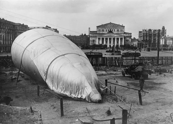Didysis Tėvynės karas (1941-1945). Oro gynybos aerostatas Maskvos Revoliucijos aikštėje, priešais TSRS Didįjį teatrą. Didysis Tėvynės karas (1941-1945). Oro gynybos aerostatas Maskvos Revoliucijos aikštėje, priešais TSRS Didįjį teatrą. - Sputnik Lietuva