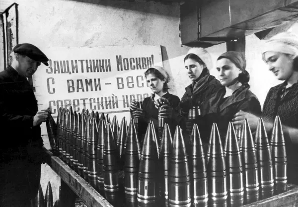 Didysis Tėvynės karas 1941–1945 metais. Šaudmenų gamyba vienoje iš Maskvos gamyklų. Didysis Tėvynės karas 1941–1945 metais. Šaudmenų gamyba vienoje iš Maskvos gamyklų. - Sputnik Lietuva