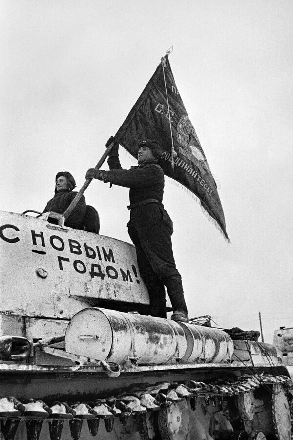 Tankininkas ant tanko stato vėliavą. - Sputnik Lietuva