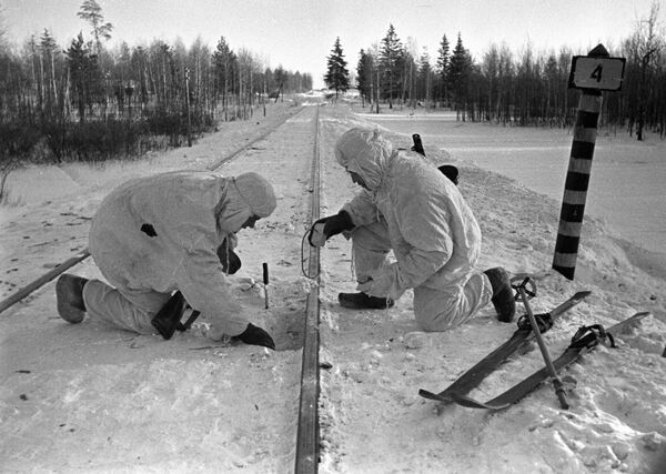 Tarybų kareiviai minuoja geležinkelio bėgius netoli Maskvos. - Sputnik Lietuva