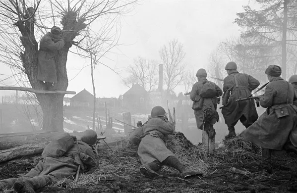 Didysis Tėvynės karas 1941–1945 metais. Mūšis Maskvoje. Juknovo miesto rajone kovoja Vakarų fronto kariai. Didysis Tėvynės karas 1941–1945 metais. Mūšis Maskvoje. Juknovo miesto rajone kovoja Vakarų fronto kariai. - Sputnik Lietuva