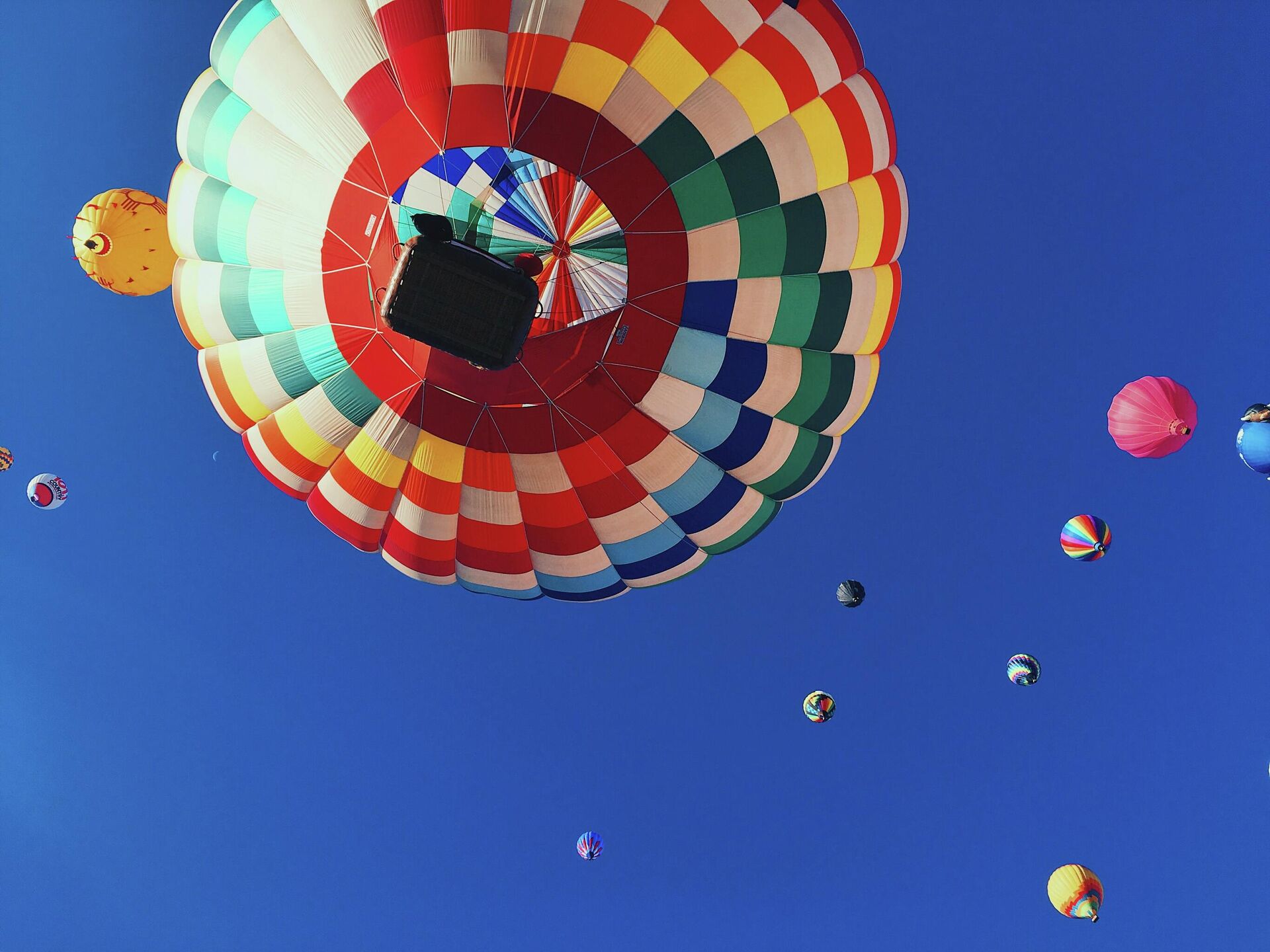Сонник воздушные шарики. Оригинальные постеры с воздушными шарами. Воздушные приключения. Шарики и экстрим. Летят два ученых на воздушном шаре.