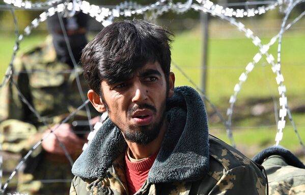 Vyras nelegalių migrantų iš Afganistano stovykloje, Baltarusijos ir Lenkijos pasienyje. - Sputnik Lietuva