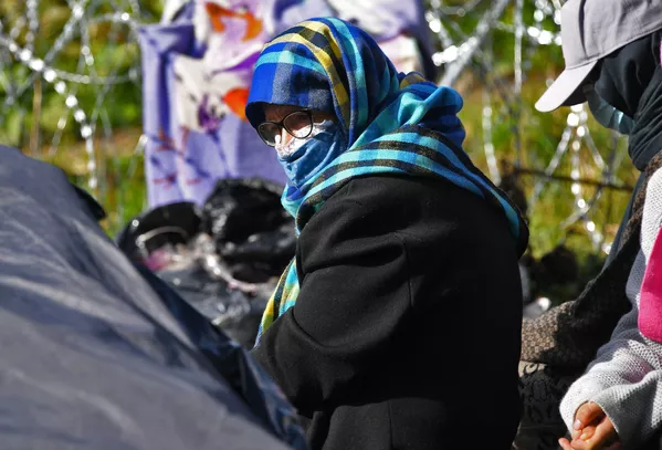 Žmonės nelegalių migrantų iš Afganistano stovykloje, Baltarusijos ir Lenkijos pasienyje. - Sputnik Lietuva