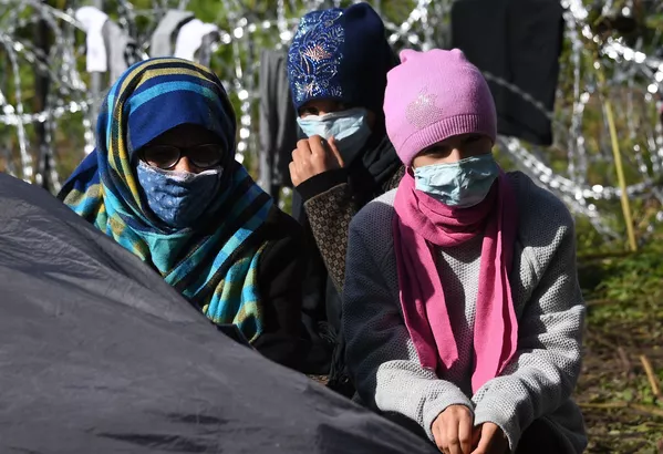 Žmonės nelegalių migrantų iš Afganistano stovykloje, Baltarusijos ir Lenkijos pasienyje. - Sputnik Lietuva