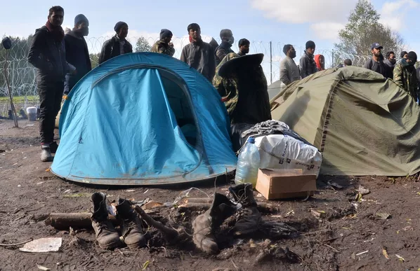 Žmonės nelegalių migrantų iš Afganistano stovykloje, Baltarusijos ir Lenkijos pasienyje. - Sputnik Lietuva