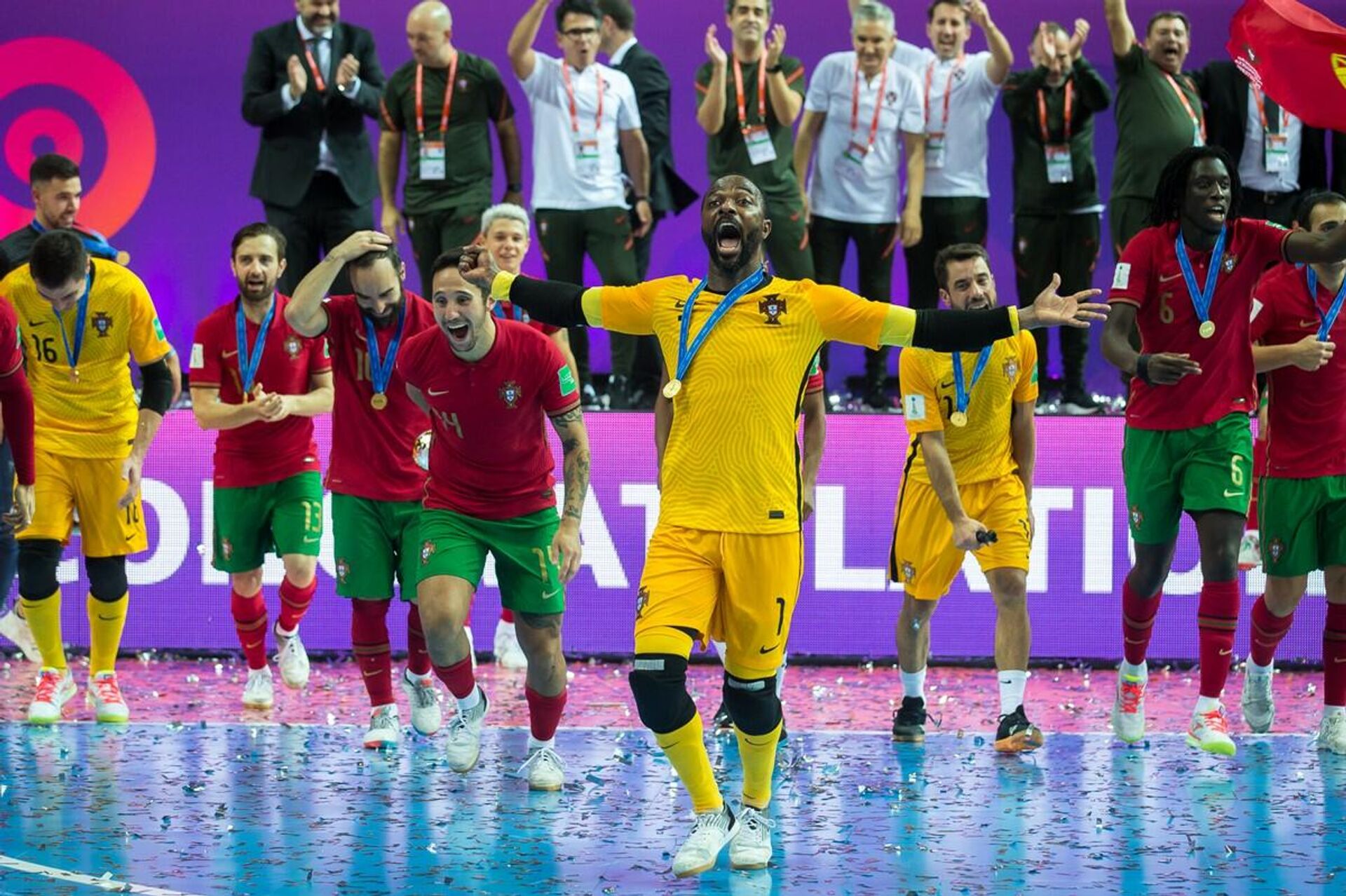 Игроки сборной Португалии празднуют победу на Чемпионате мира по футзалу в Литве - Sputnik Литва, 1920, 04.10.2021