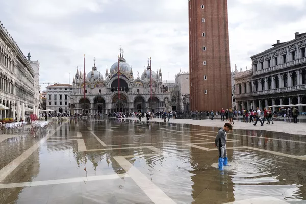 Žmonės eina užtvindyta Šv. Morkaus aikšte pakilus vandens lygiui Venecijoje. Žmonės eina užtvindyta Šv. Morkaus aikšte pakilus vandens lygiui Venecijoje. - Sputnik Lietuva