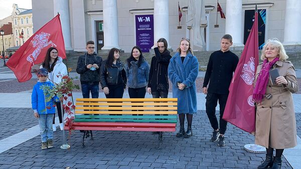 Патриотическая скамейка на Ратушной площади в Вильнюсе - Sputnik Литва