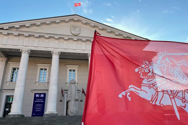 На фото: литовский исторический флаг на фоне здания Ратуши в Вильнюсе. - Sputnik Литва