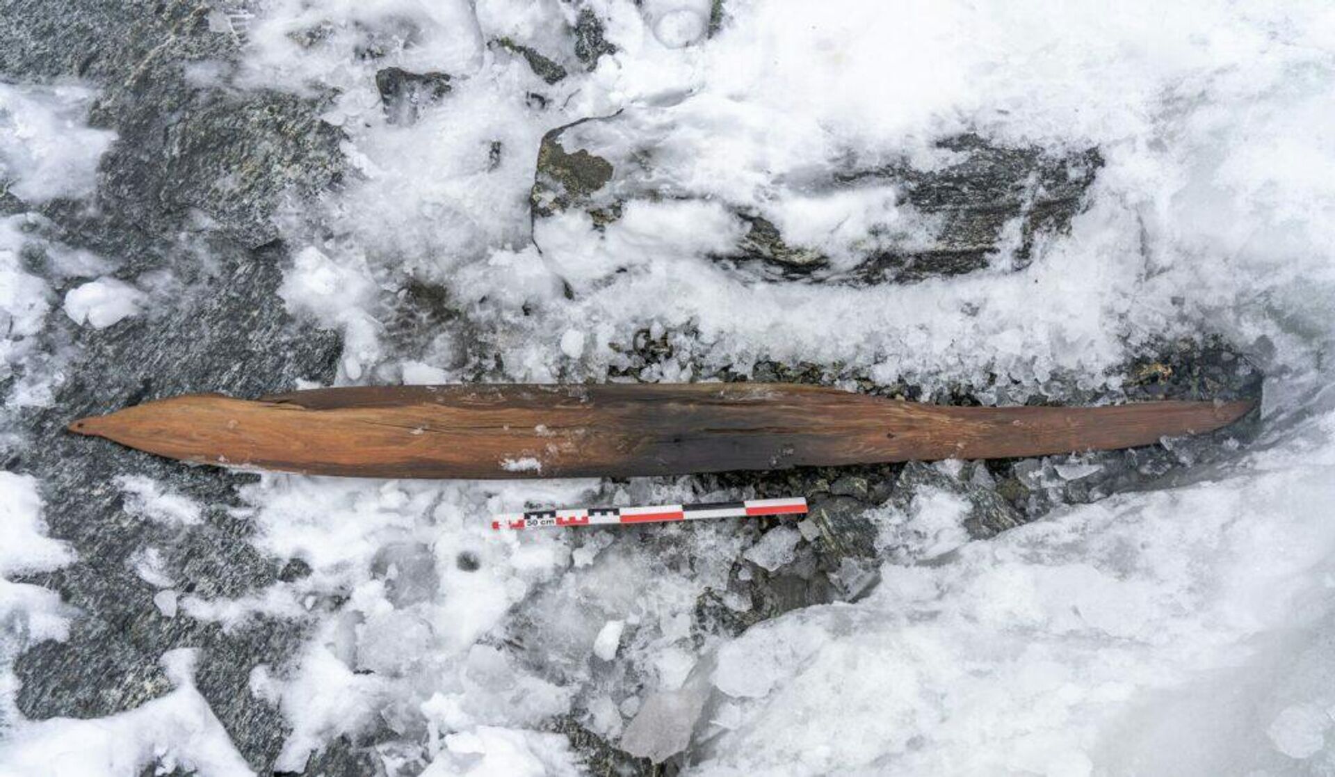 Лыжа, найденная археологами в национальном парке Райнхейен на горе Дигерварден в Норвегии - Sputnik Lietuva, 1920, 07.10.2021