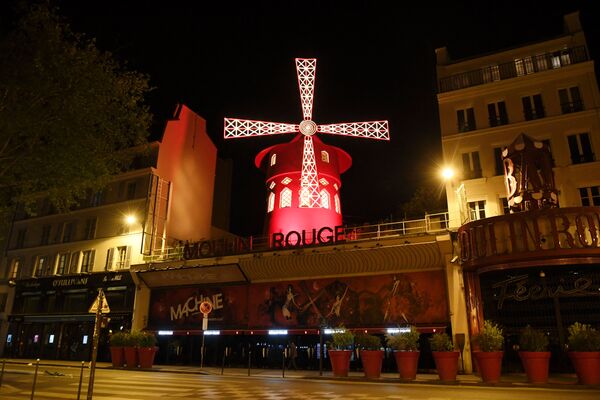 2020 metų balandžio 15 dieną padaryta nuotrauka rodo apleistą bulvarą priešais Prancūzijos kabaretą &quot;Le Moulin Rouge&quot; Paryžiuje, 30-ąją uždarymo Prancūzijoje dieną, siekiant sustabdyti COVID-19 pandemijos plitimą, kurį sukėlė nežinomas koronavirusas. - Sputnik Lietuva