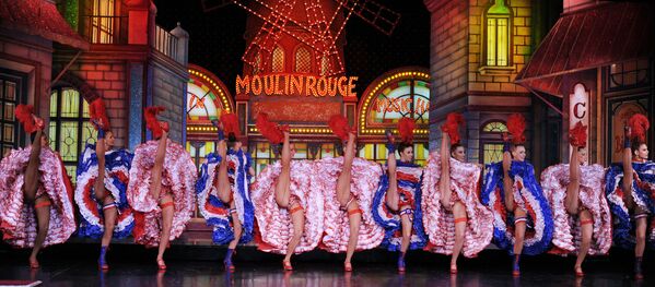 &quot;Moulin Rouge&quot; šokėjos pasiryžusios per vieną minutę pasiekti &quot;Gineso&quot; rekordą, tiesia koja ratu atlikdamos kankano sukinius vienoje kordebaleto linijoje. - Sputnik Lietuva