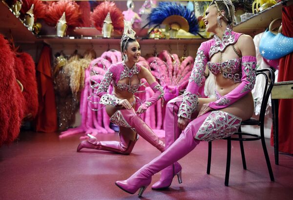 &quot;Moulin Rouge&quot; kabareto šokėjos taisosi batus prieš pasirodymą Paryžiuje. Nuo 1945 m. &quot;Maison Clairvoy&quot; specializuojasi prabangių batų kūrime ir 1960 metais pradėjo bendradarbiauti su garsiuoju &quot;Moulin Rouge&quot;, kad sukurtų batus ir aprangą prancūzų kankano šokėjoms. - Sputnik Lietuva