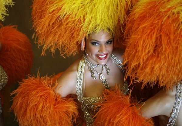 Prancūzijos &quot;Moulin Rouge&quot; šokėja po spaudos konferencijos Rio de Žaneire, penktadienį, 2009 metų vasario 20 dieną. &quot;Moulin Rouge&quot; šokėjos dalyvavo &quot;Grande Rio&quot; sambos mokyklos karnavalo parade. - Sputnik Lietuva