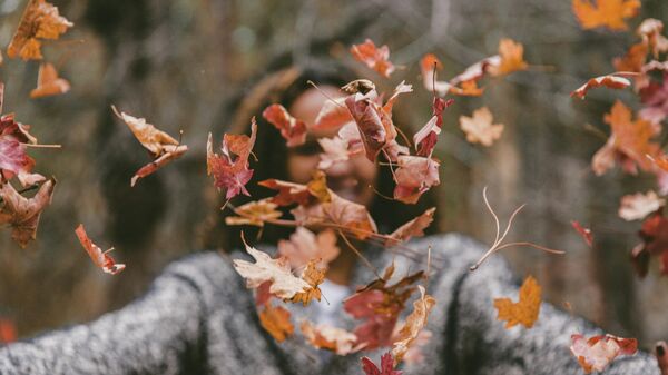 Девушка подбрасывает осенние листья, архивное фото - Sputnik Lietuva