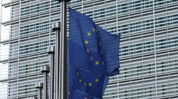 Флаги Европейского союза у штаб-квартиры Европейской комиссии в Брюсселе, архивное фото - Sputnik Литва