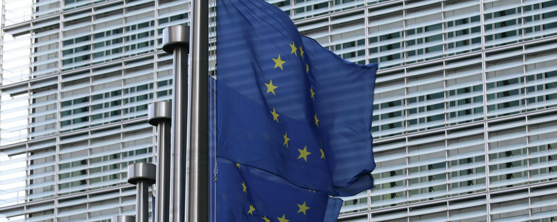 Флаги Европейского союза у штаб-квартиры Европейской комиссии в Брюсселе, архивное фото - Sputnik Литва, 1920, 02.03.2022